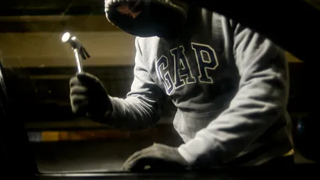 Furturi pe bandă rulantă: Șase mașini au fost sparte, în noaptea de marți spre miercuri, într-un cartier din Craiova