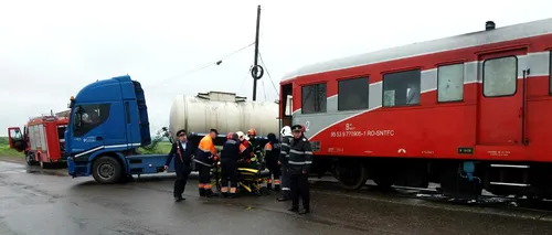 Patru persoane au fost rănite după ce un TIR a fost lovit de un tren în Suceava
