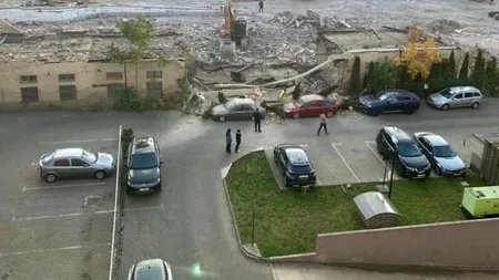 FOTO-VIDEO | „Dorel” lovește din nou. Muncitorii au demolat un zid peste mai multe mașini parcate pe o stradă din Cluj-Napoca