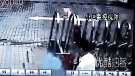 VIDEO: Un bărbat din China a murit înghițit de o groapă în asfalt