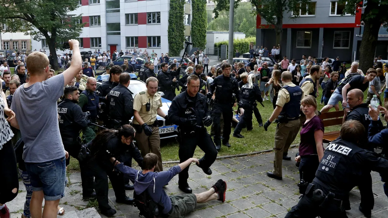 Un afgan ce urma să fie deportat din Germania, într-un acces de furie: 