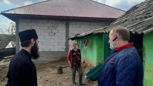 SOLIDARITATE. Doi studenți ai Universității „Alexandru Ioan Cuza” construiesc o casă pentru o familie nevoiasă cu opt membri