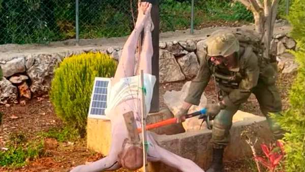 Armata Israelului recunoaște că soldatul fotografiat în timp ce lovea cu barosul o statuie a lui Iisus răstignit aparține forțelor sale