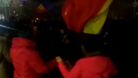 Protest în fața Guvernului, de Ziua Unirii Principatelor. Zeci de oamenii s-au strâns într-o horă. VIDEO