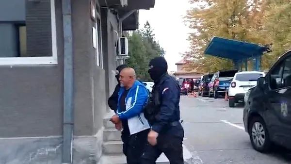 Hoți de fier vechi, ridicați de mascați, după ce au prădat fabrica de hârtie din Severin, distrusă într-un incendiu