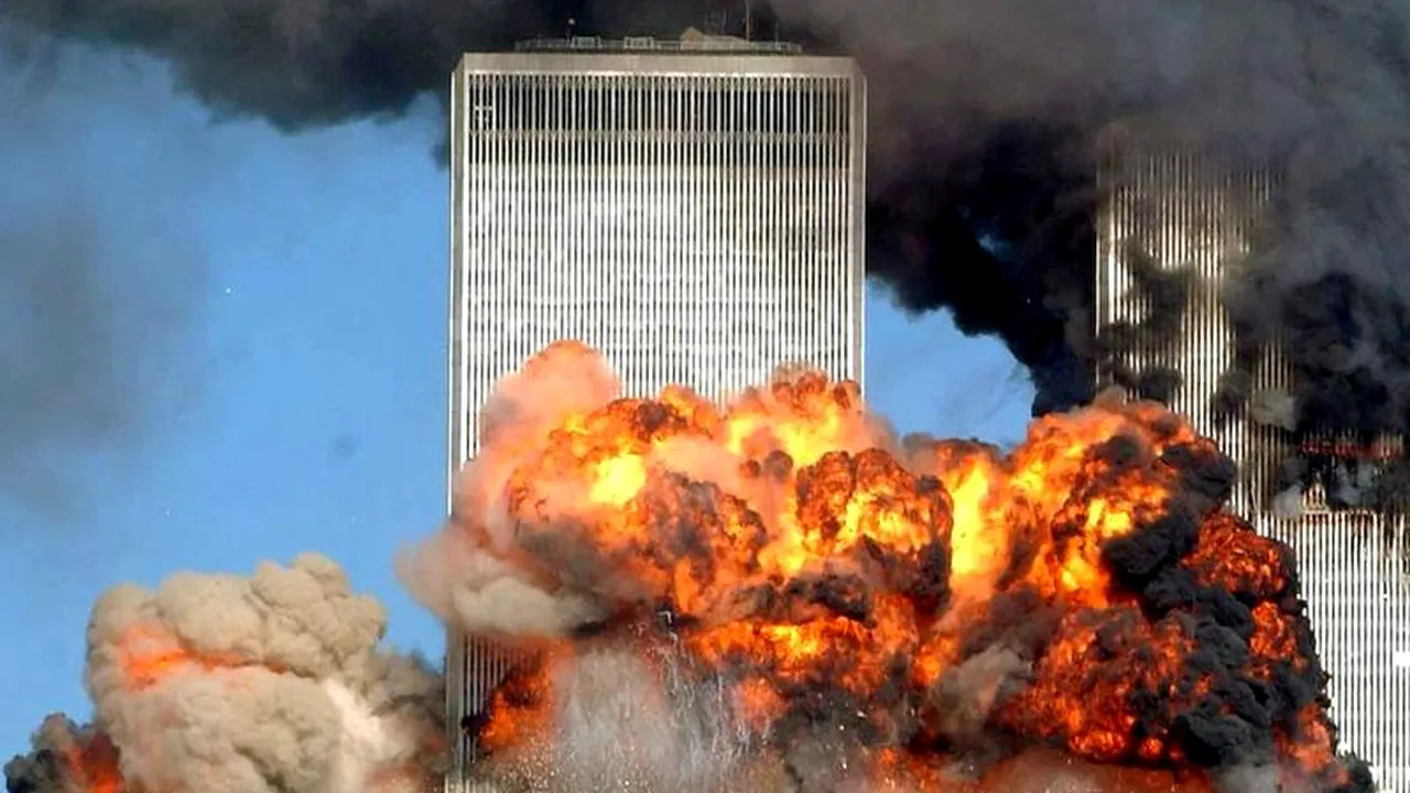 FOTOGRAFII INEDITE. Cum se vedeau DIN SPAȚIU turnurile gemene după atac