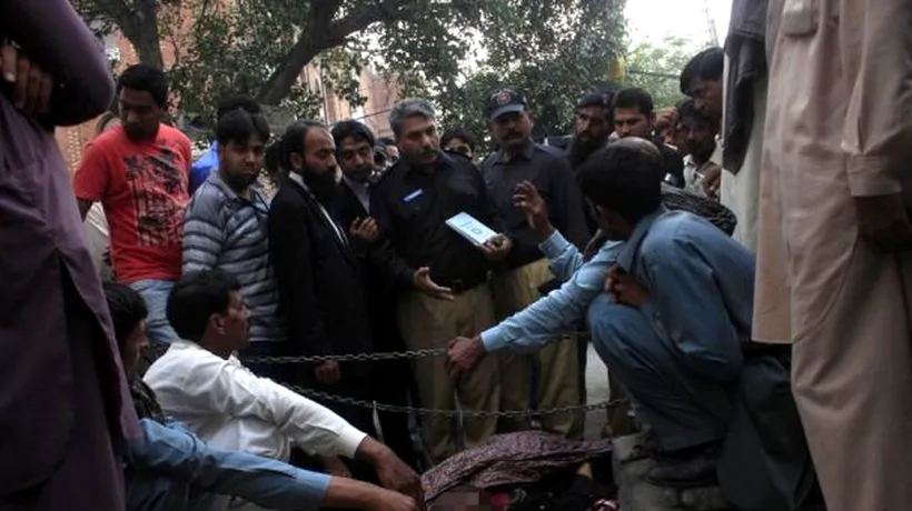 O femeie din Pakistan, ucisă în stradă de familia sa pentru că s-a căsătorit fără acordul tatălui