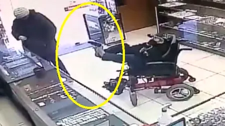 INCREDIBIL. Un adolescent surdomut și paralizat a încercat să îl jefuiască pe un bijutier, deși ținea arma cu picioarele! Ce a urmat după - VIDEO