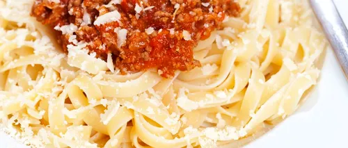 O cunoscută influenceriță și-a MÂNCAT propriul genunchi, în spaghete bolognese, și i-a dat și iubitului să guste