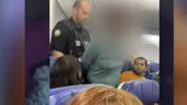 O femeie a vrut să deschidă ușa avionului în timpul zborului, apoi a mușcat un pasager care a vrut s-o oprească: „Isus mi-a spus să fac asta”