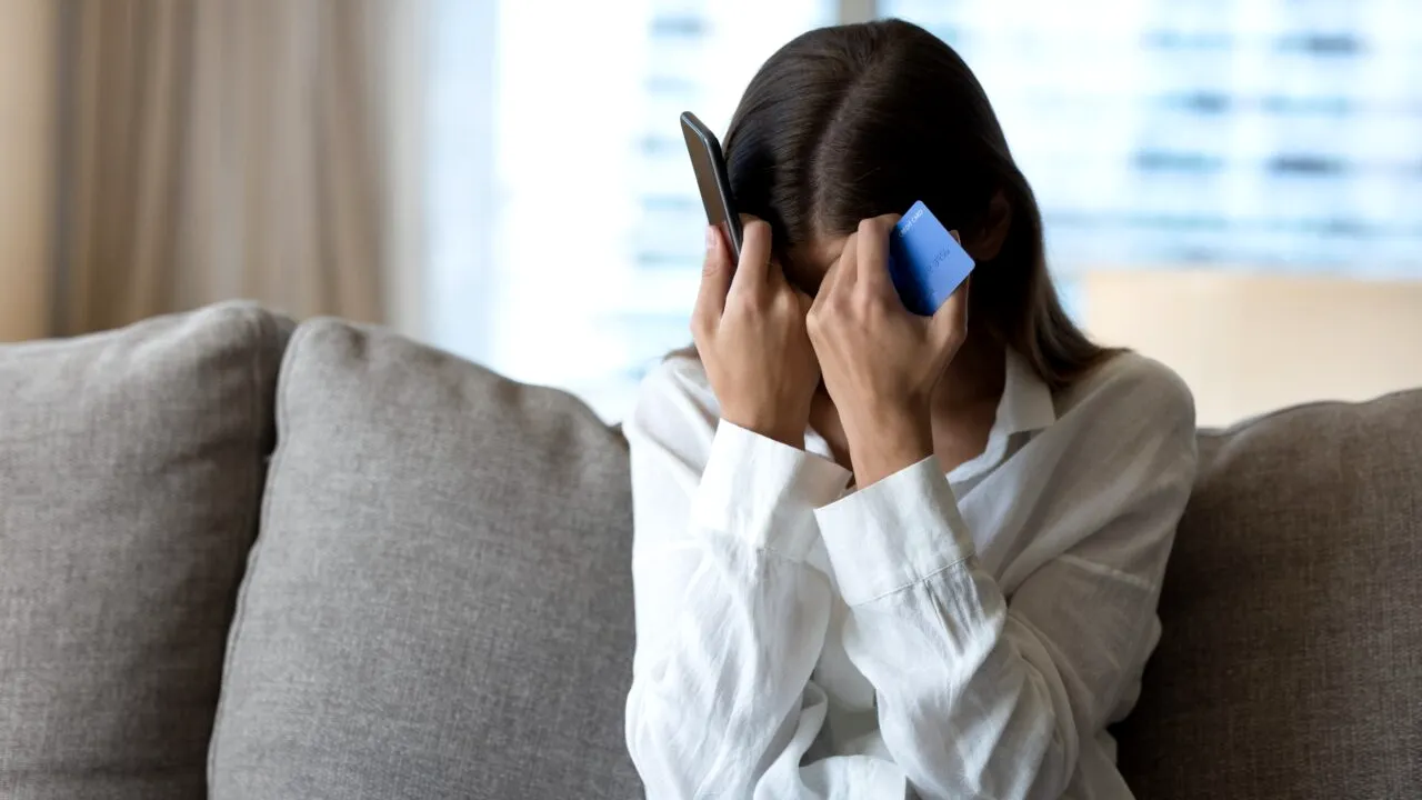 Țeapa pe care o pot lua românii atunci când cumpără de pe internet. RISCURILE la care se expun