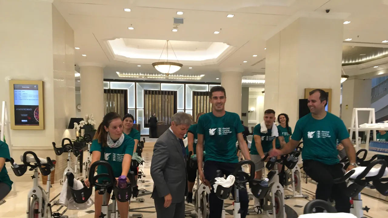 Premierul Cioloș, la costum pe bicicletă în cadrul unui eveniment caritabil. Video 