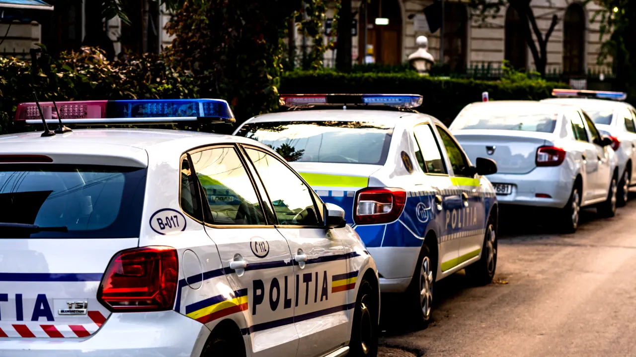 Urmărire ca-n filme pe străzile Bucureștiului. Un adolescent pe motocicletă a intrat în mașina poliției, în timp ce încerca să fugă de autorități