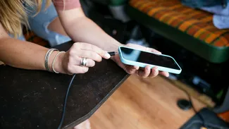 Încărcătorul care distruge bateria telefonului mobil. Ferește-te cu orice preț de un asemenea produs