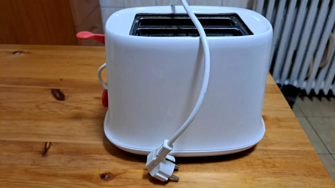 Un bărbat susține că a găsit un compartiment „ascuns” în prăjitorul de pâine și este sigur că alții nu știu despre el