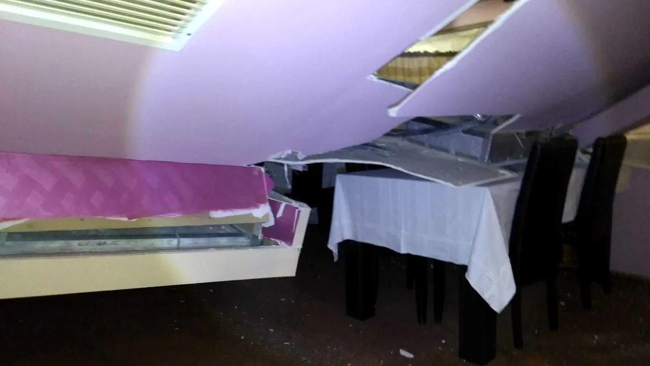 Tavan fals PRĂBUȘIT peste o familie într-un restaurant din Vaslui