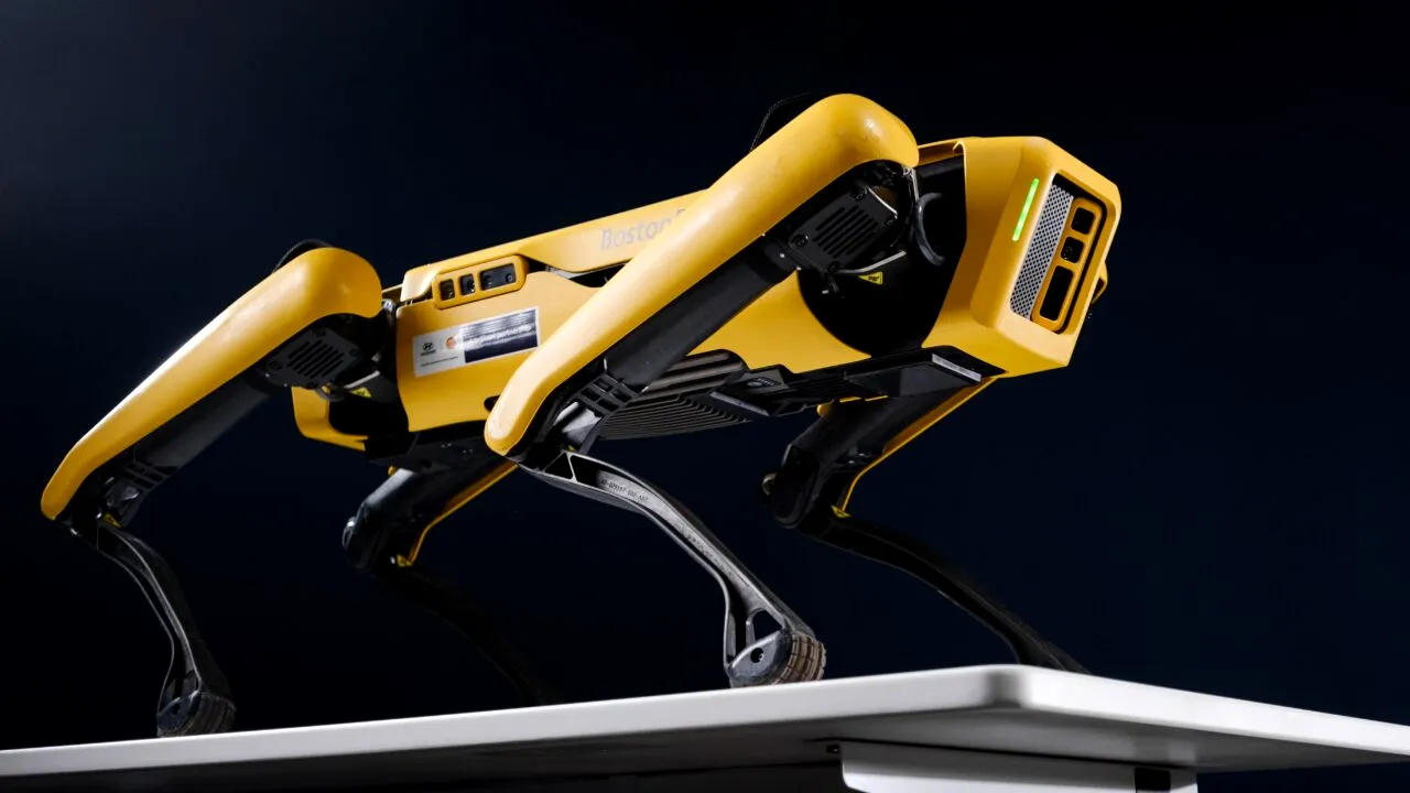 „Până și câinii riscă să ajungă șomeri din cauza automatizării”. O companie își promovează ROBOTUL ca pe un „animal de companie” (VIDEO)