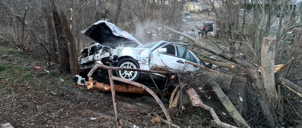 Un tânăr de 23 de ani a murit într-un grav accident, la Suceava. După ce a pierdut controlul volanului, a lovit un pieton şi s-a oprit în mai mulți copaci de pe marginea drumului (VIDEO)