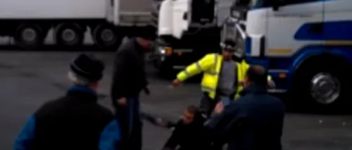 În portul Calais, șoferii români de TIR au devenit spaima imigranților ilegali. Un clip video arată ce pățesc cei care se ascund în camioanele lor