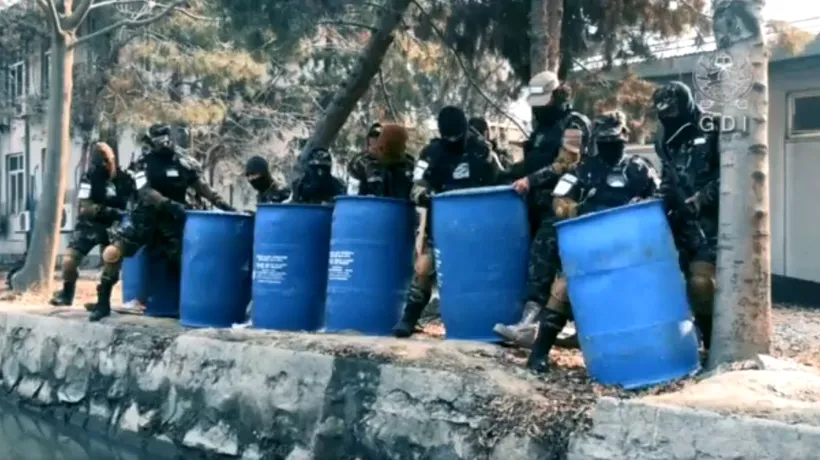 FOTO | Talibanii au aruncat 3.000 de litri de alcool într-un canal din Kabul