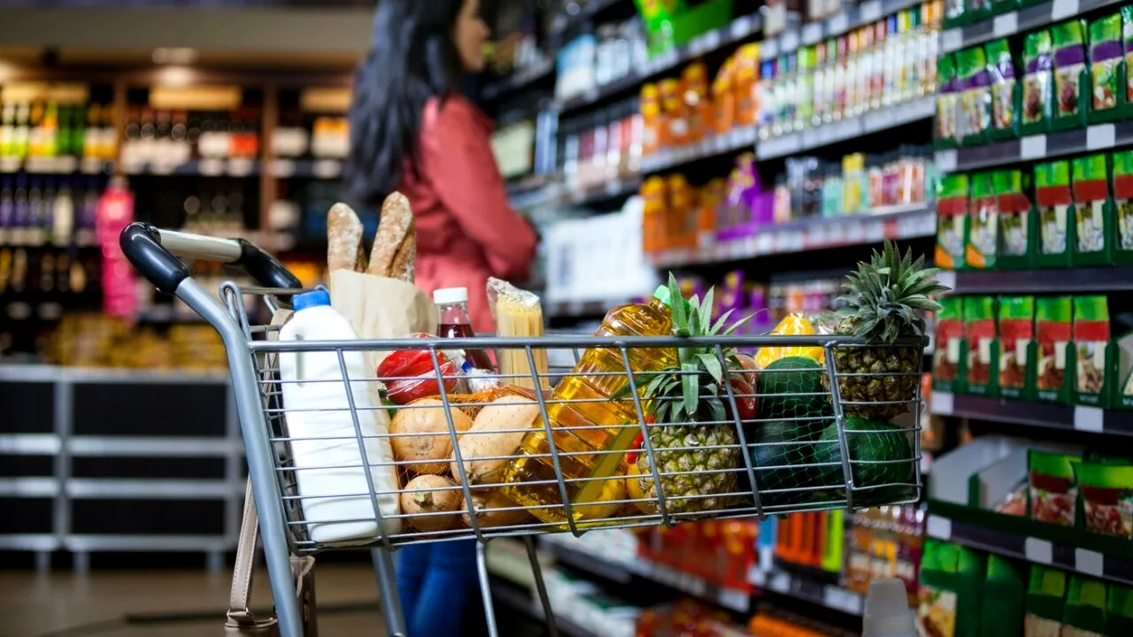 România, pe primul loc în Europa la SCUMPIRI. Cât plătim în plus pentru alimente și produse de bază