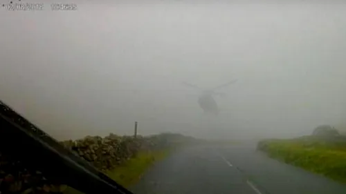 Elicopter LA PĂMÂNT în Marea Britanie. Momentul incredibil în care un șofer FRÂNEAZĂ în fața unui aparat de zbor al trupelor speciale SAS