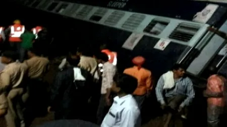 Carnagiu în India, după ce două trenuri au deraiat din cauza inundațiilor