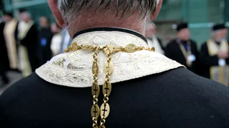 Elevi duși la spital pentru că s-au simțit rău după o slujbă făcută de un preot în școală