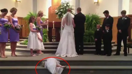 MOMENT INEDIT. O domnișoară de onoare a ales să tragă un pui de somn chiar în biserică. VIDEO