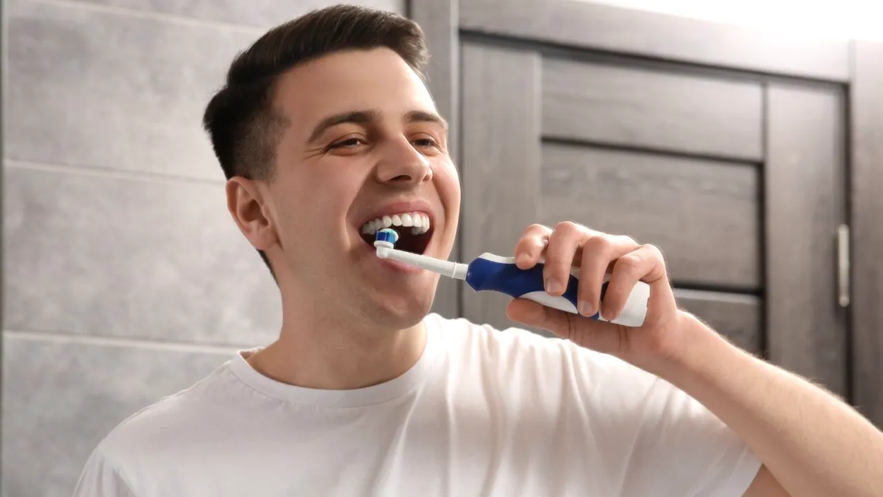 AVERTISMENTUL stomatologilor. Când ne poate face periuța de dinți electrică mai mult rău decât bine