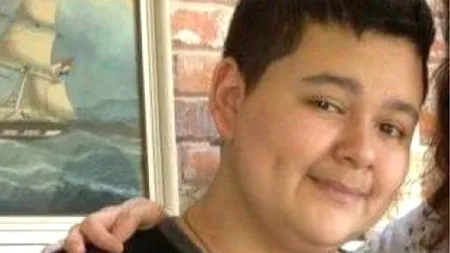 Băiat DISPĂRUT la vârsta de 17 ani, în timp ce își plimba câini pe lângă casă, găsit după 8 ani în fața unei biserici. „Regăsirea sa este un miracol”
