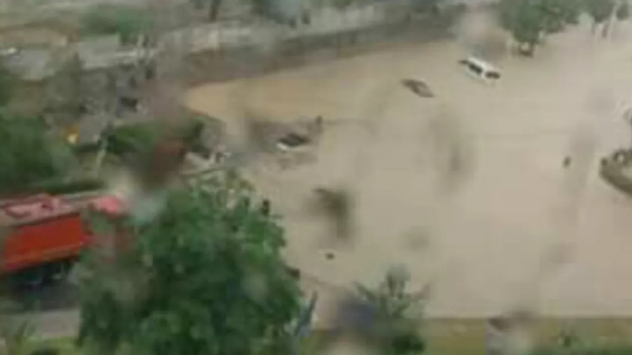 Zeci de case și străzi inundate pe litoral, în urma ploilor. FOTO