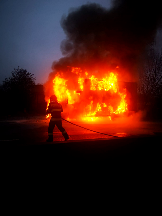 FOTO-VIDEO . A ars ca o torță. Un camion care transporta carne a luat foc în Prahova. Ce s-a întâmplat cu șoferul și pasagerul autoutilitarei
