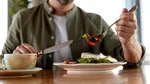 Nutriționiștii susțin: Bărbații ar trebui să mănânce la 4 ore, de 4 ori pe zi: 30 gr proteine, 50-100 gr carbohidrați, 10 gr grăsimi și 5-10 gr fibre