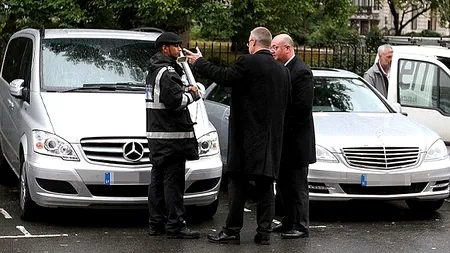 FOTO: Este acesta cel mai curajos polițist din lume? Pe cine a „îndrăznit