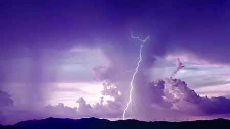 Averse torențiale, vijelii și grindină în mai multe județe. ANM, avertizări Cod Galben și Cod Portocaliu