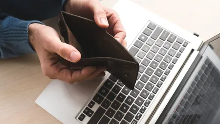 Patru ani de închisoare pentru o escrocherie sentimentală. O tânără româncă l-a lăsat pe un văduv de 82 de ani fără aproape 400.000 de euro