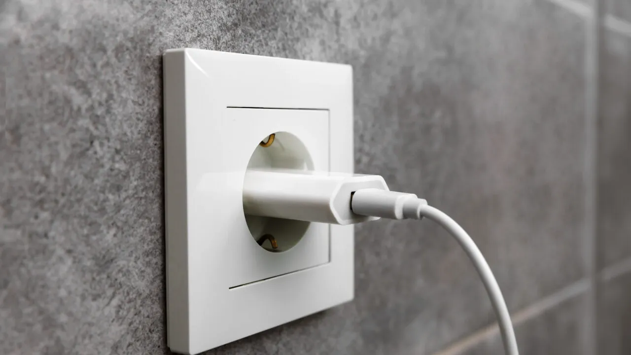Ce a pățit un gospodar după ce a vrut să repare o priză din casă. Electricianul a rămas fără cuvinte