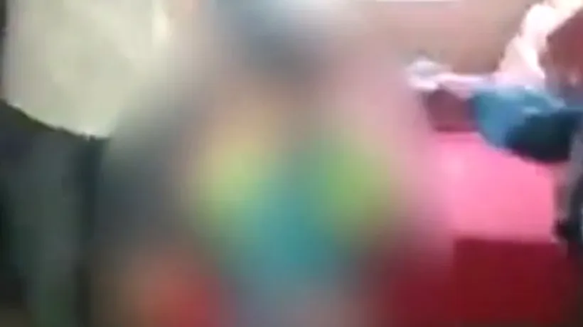 Scene șocante! Un copil de 4 ani este bătut crunt, cu parul, de către propria mamă - FOTO