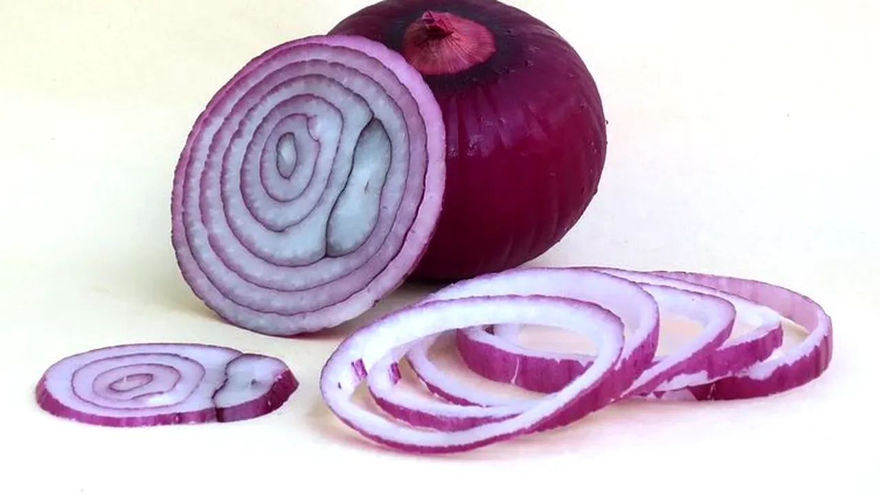 A apărut ceapa care nu te mai face să lăcrimezi. Cât costă și de unde poate fi cumpărată