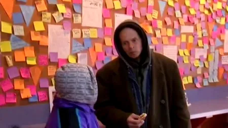 Pizzeria cu sute de bilețele lipite pe pereți. Care este povestea din spatele acestui gest