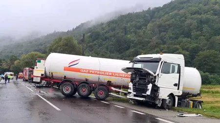 Impact violent în județul Vâlcea. O cisternă încărcată cu GPL şi un autotren plin cu medicamente s-au ciocnit / Traficul a fost blocat total