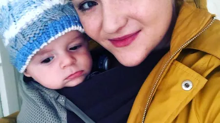 O mămică și-a alăptat bebelușul pe podeaua murdară a unui tren, după ce 50 de pasageri au refuzat să-i ofere un loc