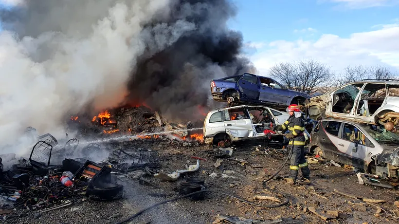 Incendiu la un depozit de mașini uzate din Neamț. Au ars 30 de autoturisme și un camion