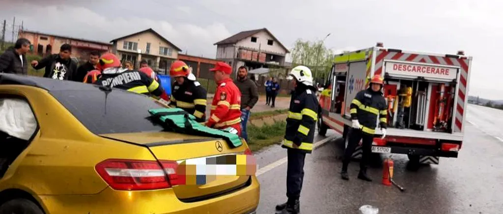 FOTO | Rănit grav într-un Mercedes auriu, pe centura orașului Drobeta Turnu Severin
