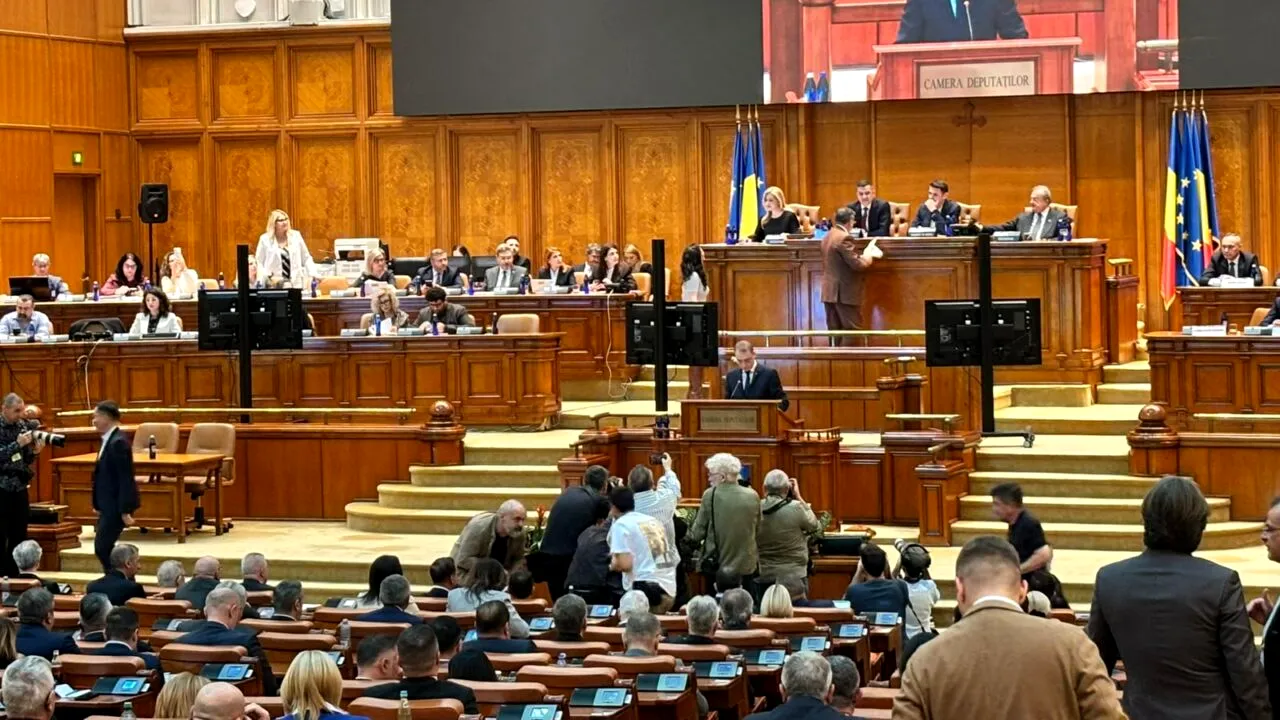 În discursul de dinaintea votului, premierul desemnat Luca Niculescu a promis de toate pentru toți: pensiile vor fi indexate, familiile cu venituri mici vor avea sprijin, se elimină impozite, salariile vor crește, investiții în energie, irigații pentru agricultori, mese pentru elevi, sprijin financiar pentru Republica Moldova