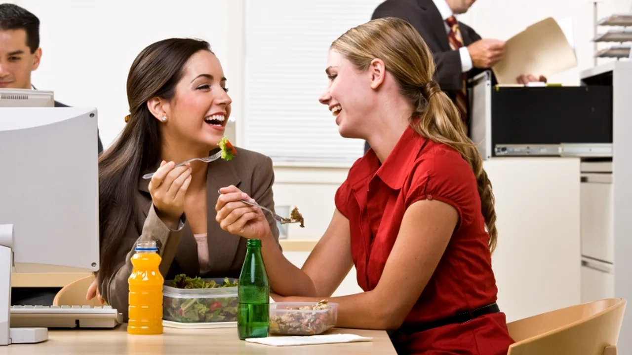 Dieta corporatistului. Ce ar trebui să mâncăm la birou pentru a fi mai sănătoși