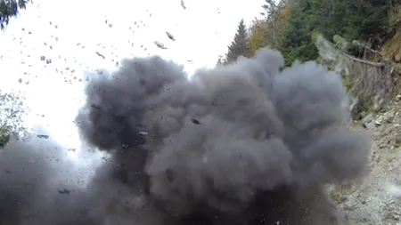 Stânci detonate pe DN 57 pentru deblocarea traficului închis de la începutul anului