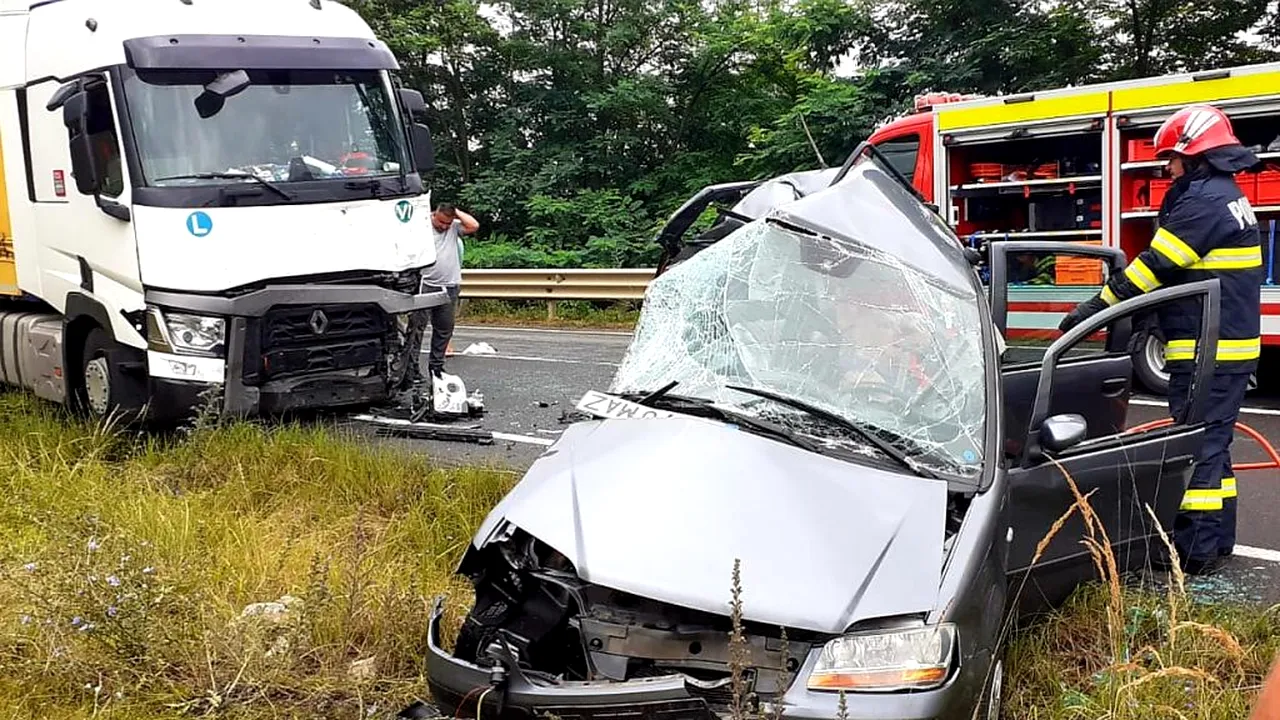 Doi bărbați au murit și două minore au fost grav rănite, într-un accident auto produs în Arad (FOTO)