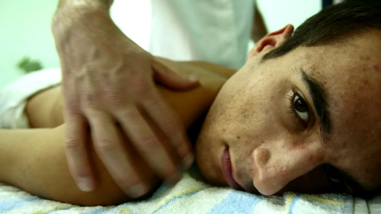 Țara standardelor oarbe: de ce nu-și mai pot exercita profesia în România maseurii nevăzători